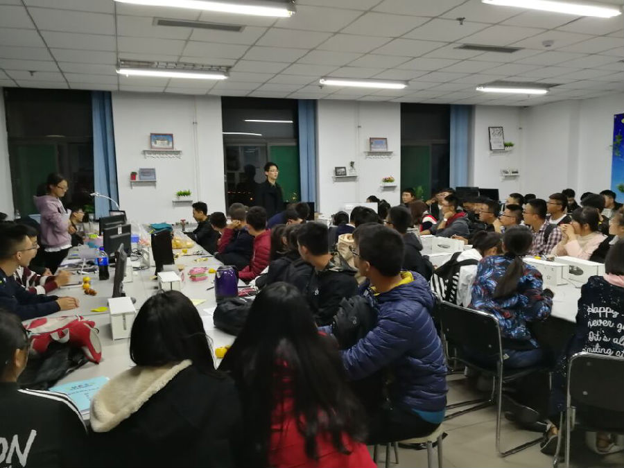 物联网创新实验室2017第一次新生见面会1.png